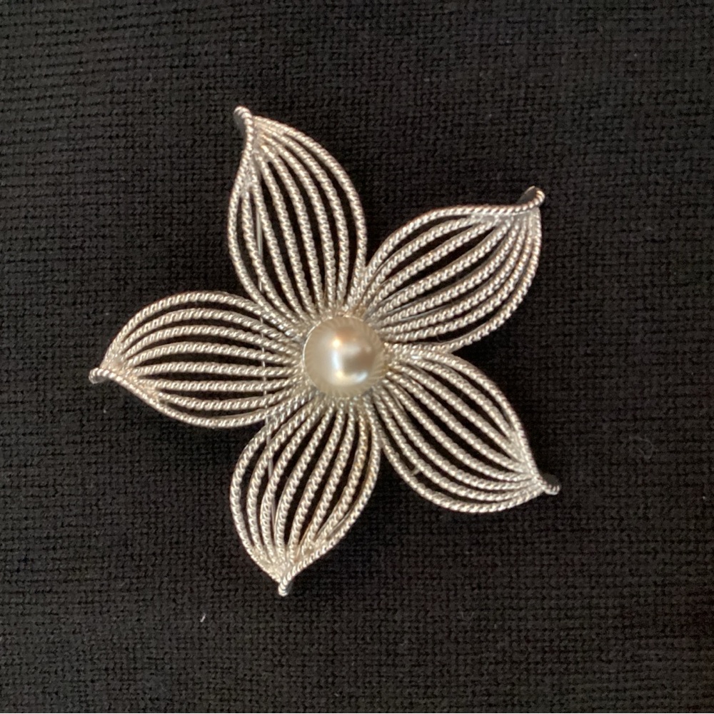 Sarah Coventry, Moon Flower brooch